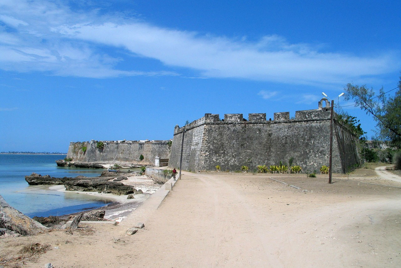 Старинная крепость на побережье